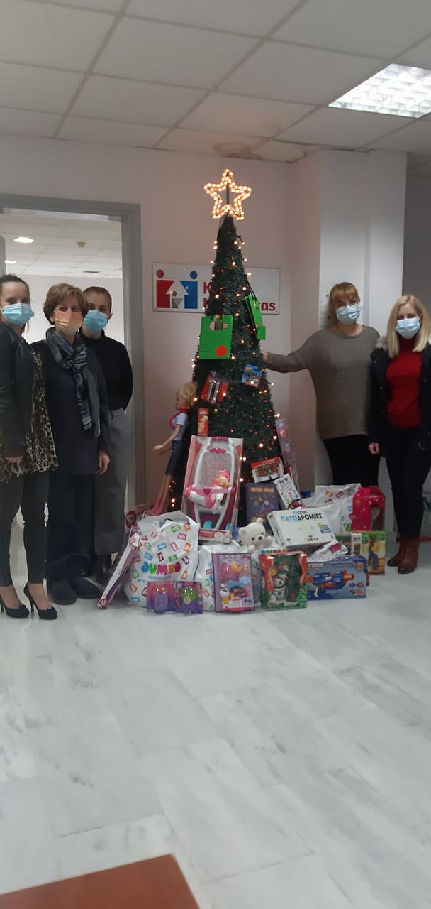 Μοιράστηκαν τα δώρα της δράσης που διοργάνωσε ο Δήμος Ελευσίνας με το  «Όλοι μαζί Μπορούμε»  Δομές παιδιών και παιδιατρικά νοσοκομεία γέμισαν αγάπη