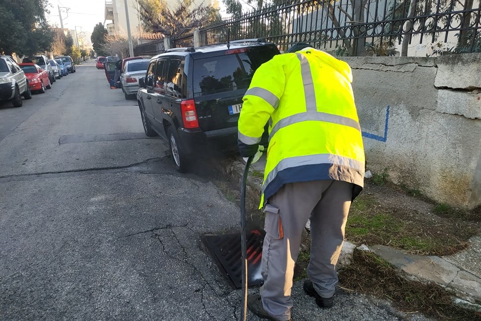 Καθαρισμός φρεατίων από τα συνεργεία του Δήμου Ελευσίνας