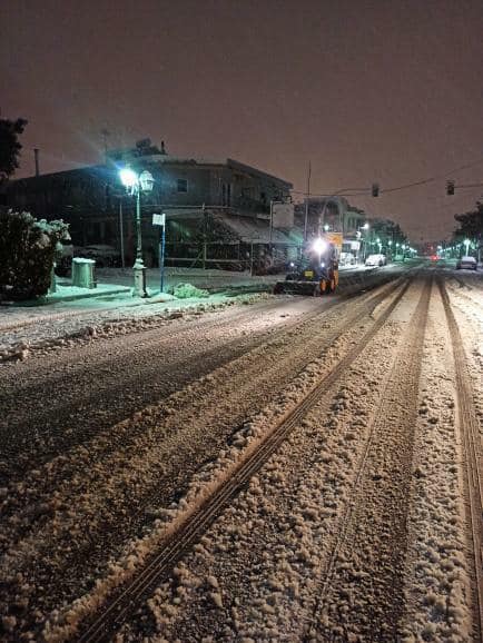 Χωρίς προβλήματα η αντιμετώπιση της χιονόπτωσης στον Δήμο Ελευσίνας.  Σε πλήρη ετοιμότητα οι μηχανισμοί - Ολονύχτια "μάχη" για τα συνεργεία του Δήμου