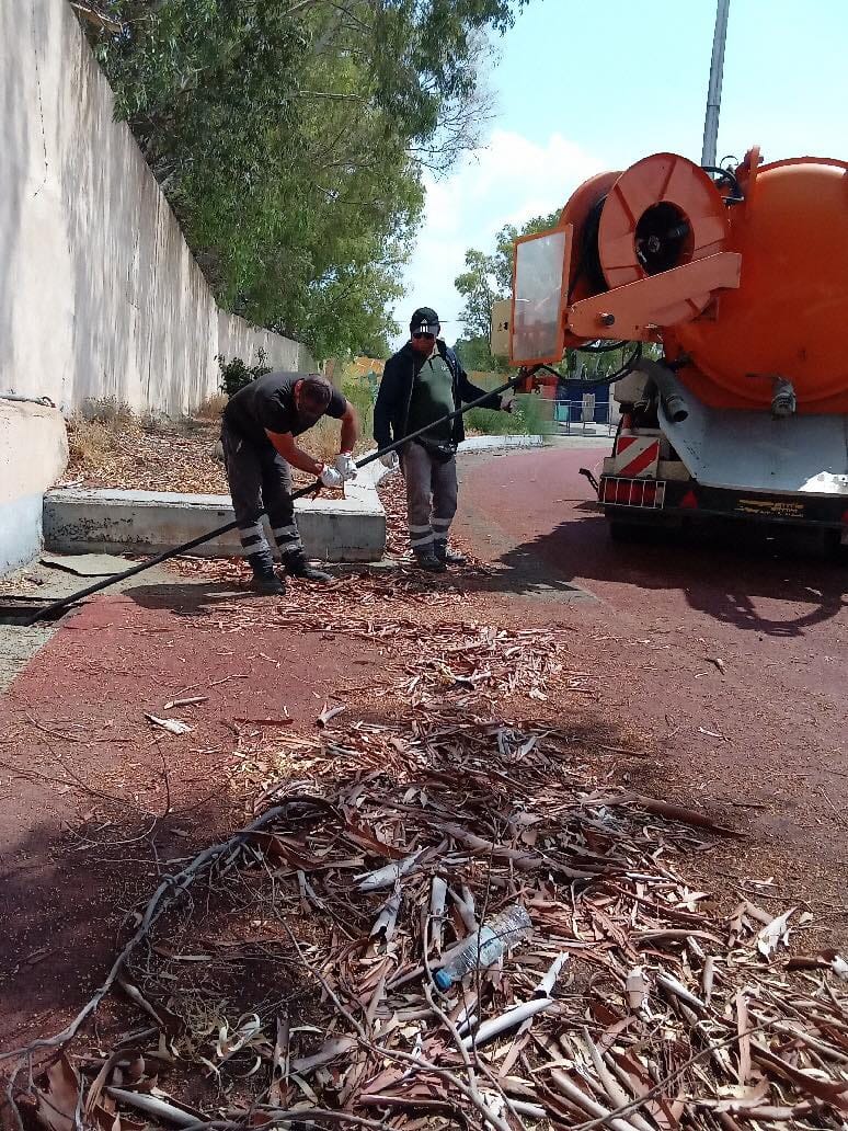 Συνεχίζονται οι εργασίες για την αντικατάσταση χλοοτάπητα στο «Κοσμάς Παπανικολάου»