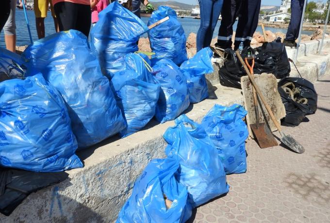 Ο Δήμος Ελευσίνας συμμετείχε στην δράση του Κεντρικού Λιμεναρχείου στον καθαρισμό του παραλιακού μετώπου: συγκεντρώθηκαν 1.350 κιλά  απορριμμάτων.