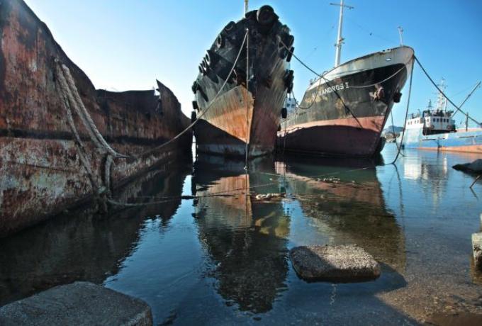Δήμος Ελευσίνας: Προχωρά σε ορισμό νομικού για την απομάκρυνση παροπλισμένων πλοίων από τον κόλπο της Ελευσίνας