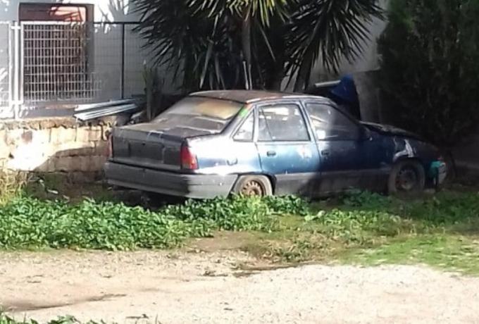 Απομακρύνονται τα εγκαταλελειμμένα οχήματα σε Ελευσίνα και Μαγούλα