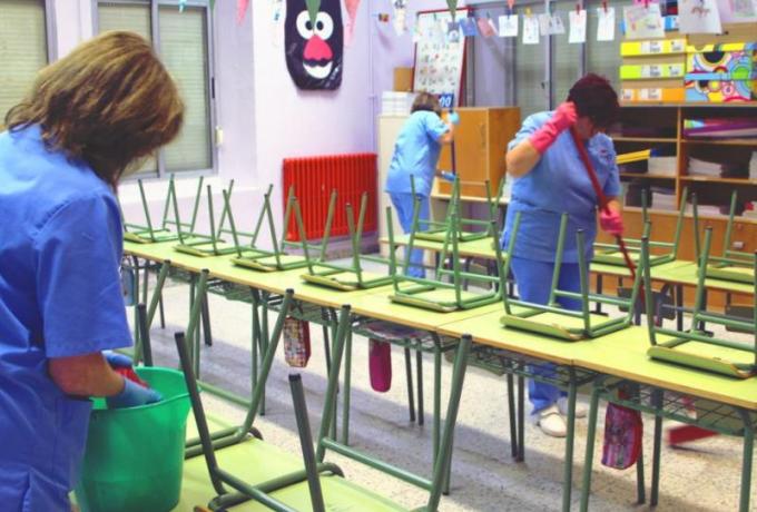 Να ανανεωθούν για ένα έτος οι συμβάσεις για τις σχολικές  καθαρίστριες ζητά ο Δήμος Ελευσίνας